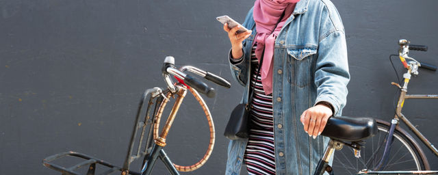 meisje met telefoon en fiets