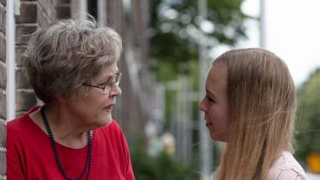 oma en kleindochter in gesprek