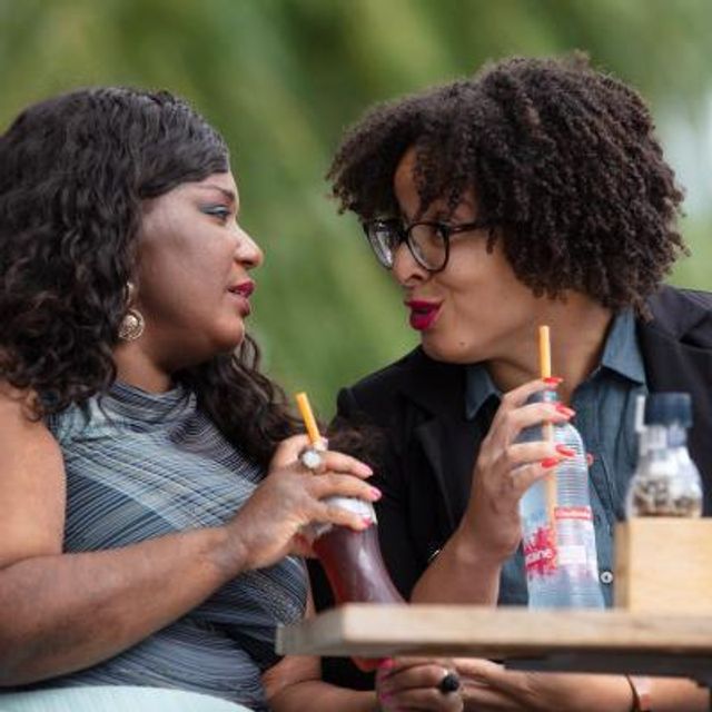 Twee vrouwen op het terras