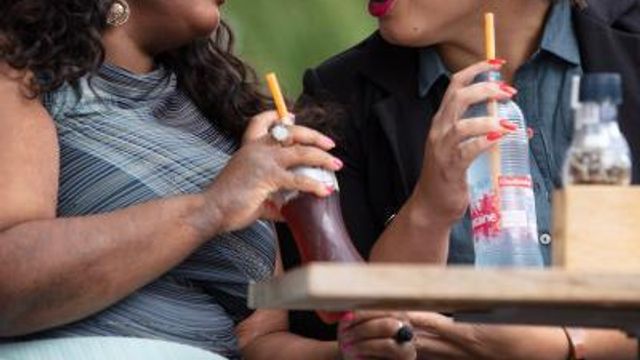 Twee vrouwen op het terras