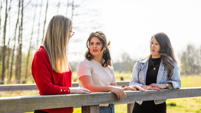 drie vrouwen in gesprek op brugje