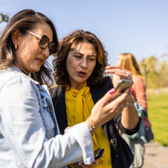 2 vrouwen met telefoon