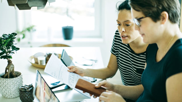 vggnet Twee vrouwen kijken op papier