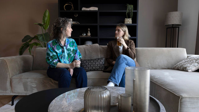 GG Net Preventie Twee vrouwen gesprek op de bank 063 HR