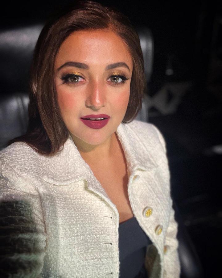 Monali Thakur Photos