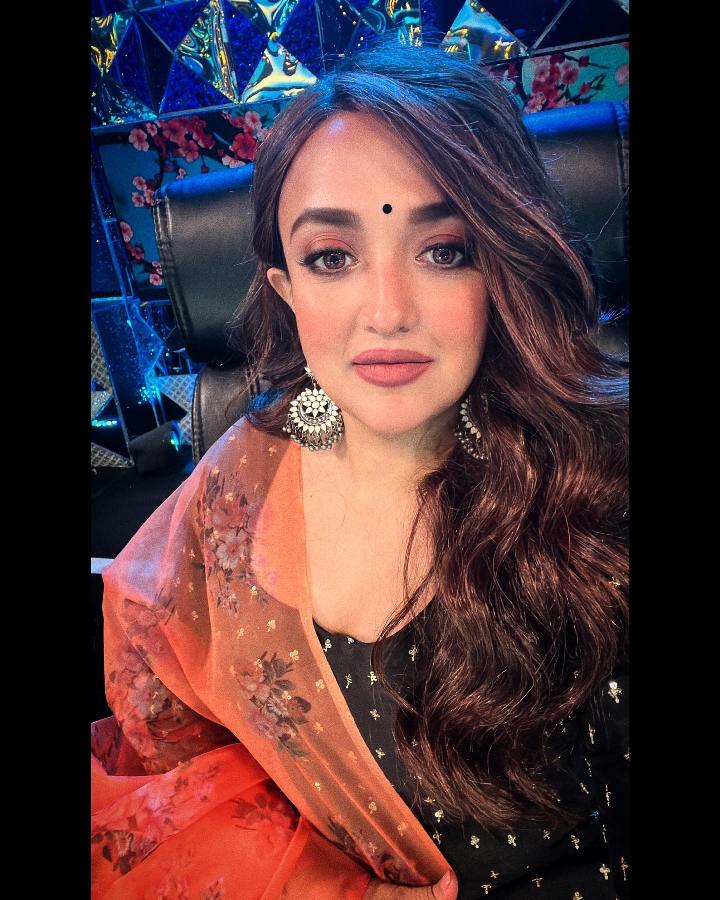 Monali Thakur Photos