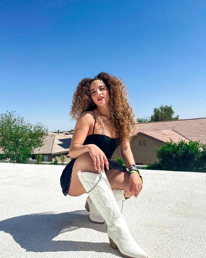 Sofie Dossi Photos