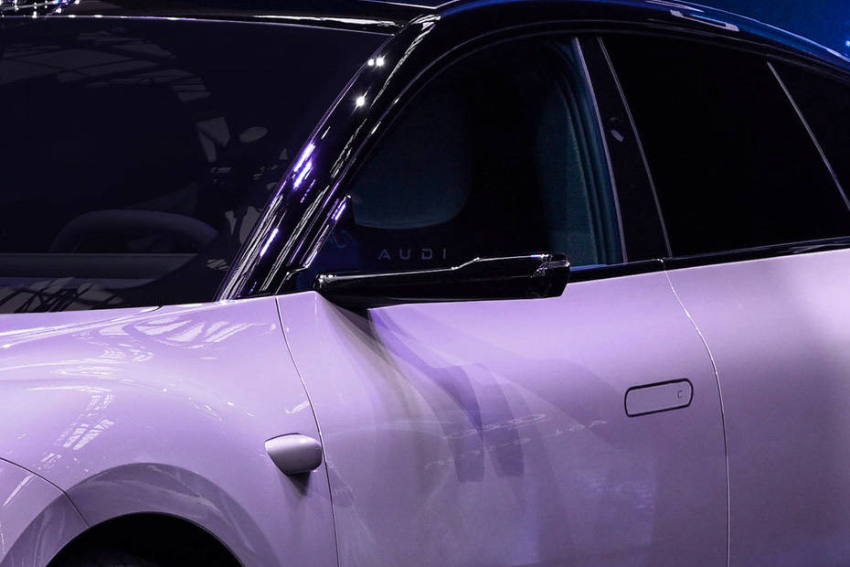 أودي إي ٥ Drivers Side Mirror Front Angle أودي إي ٥ Drivers Side Mirror Front Angle