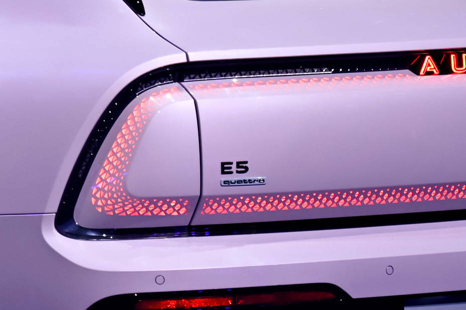 إي ٥ Tail light إي ٥ Tail light