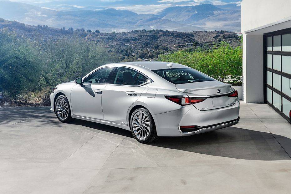 Rear Cross Side View of لكزس ES Hybrid (2022-2023) Rear Cross Side View of لكزس ES Hybrid (2022-2023)