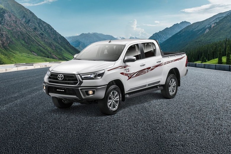 Toyota Hilux Front angle low view