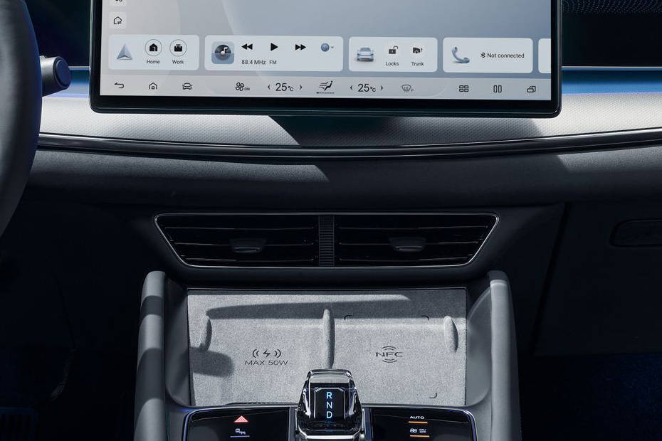 Front AC Controls of بي واي دي سيليون ٧ Front AC Controls of بي واي دي سيليون ٧