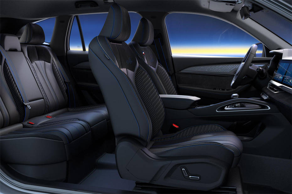 رينو كوليوس ٢٠٢٥ Front And Rear Seats Together رينو كوليوس ٢٠٢٥ Front And Rear Seats Together