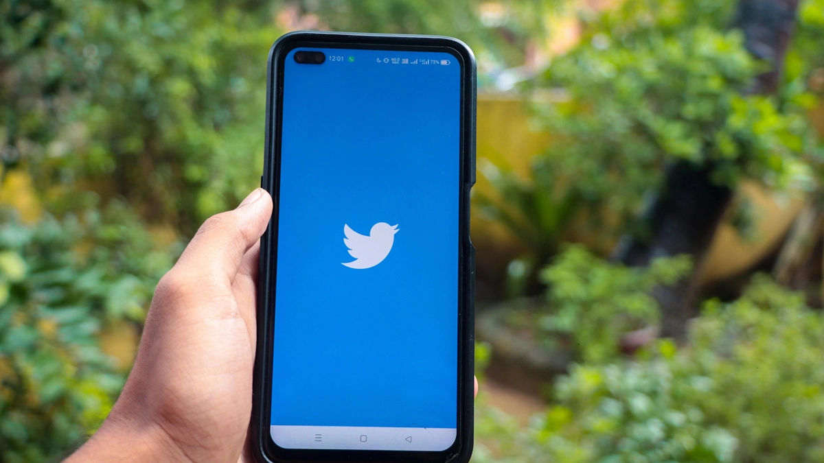 Celular com logo do Twitter