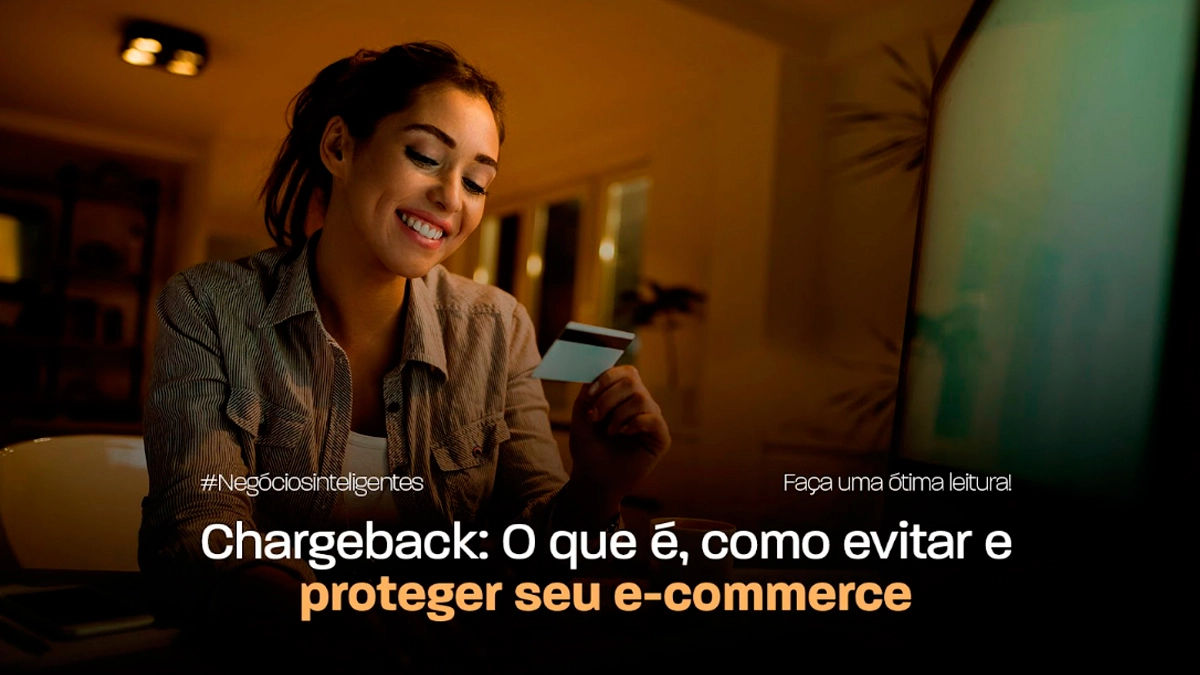 Mulher segurando o cartão de crédito