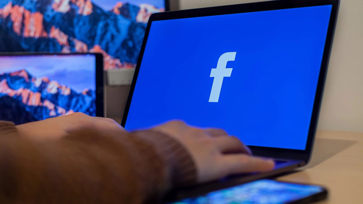 Ilustração com logo do Facebook