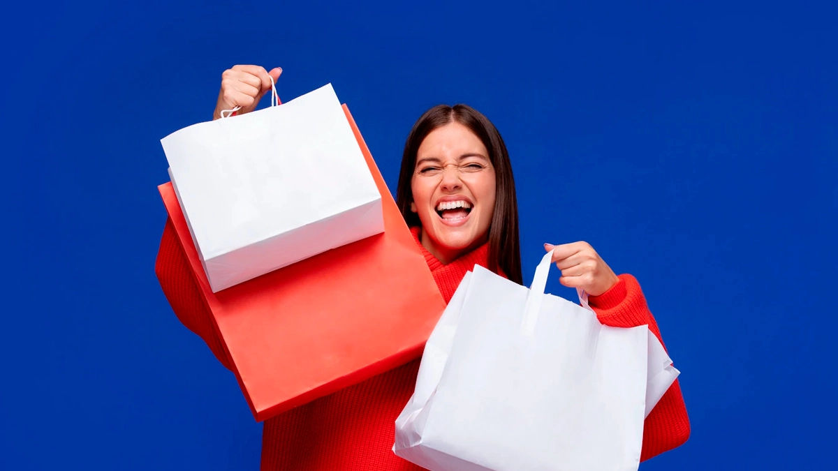 Mulher segurando sacolas de compra