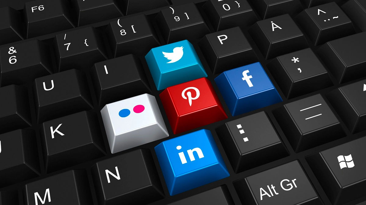 Teclado contendo os logos das redes sociais no lugar das letras