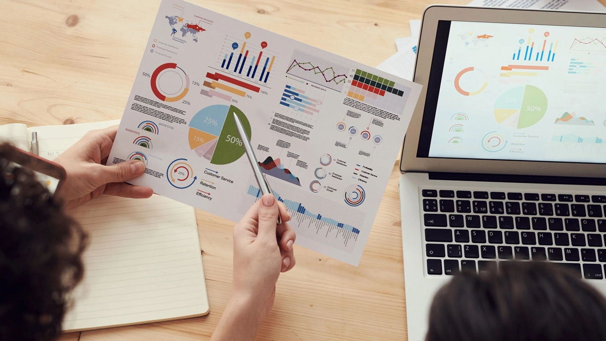 Imagem de notebook e graficos sendo analisados