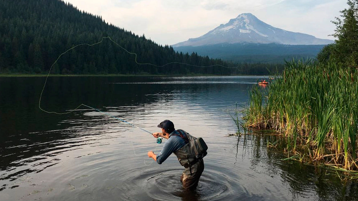 Homem pescando em lago
