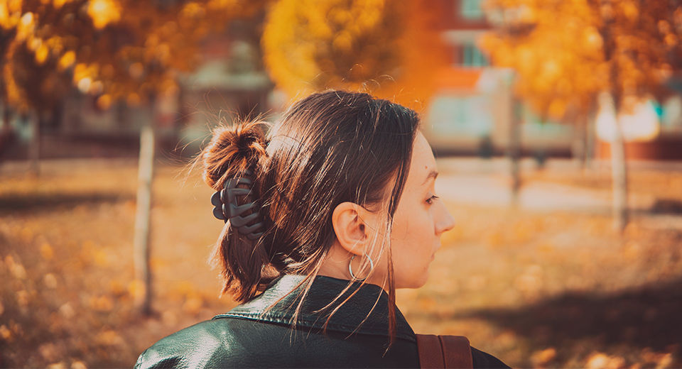 10 Easy Claw Clip Hairstyles for Your Daily Look