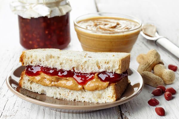 Peanut butter is an eye healthy school snacks