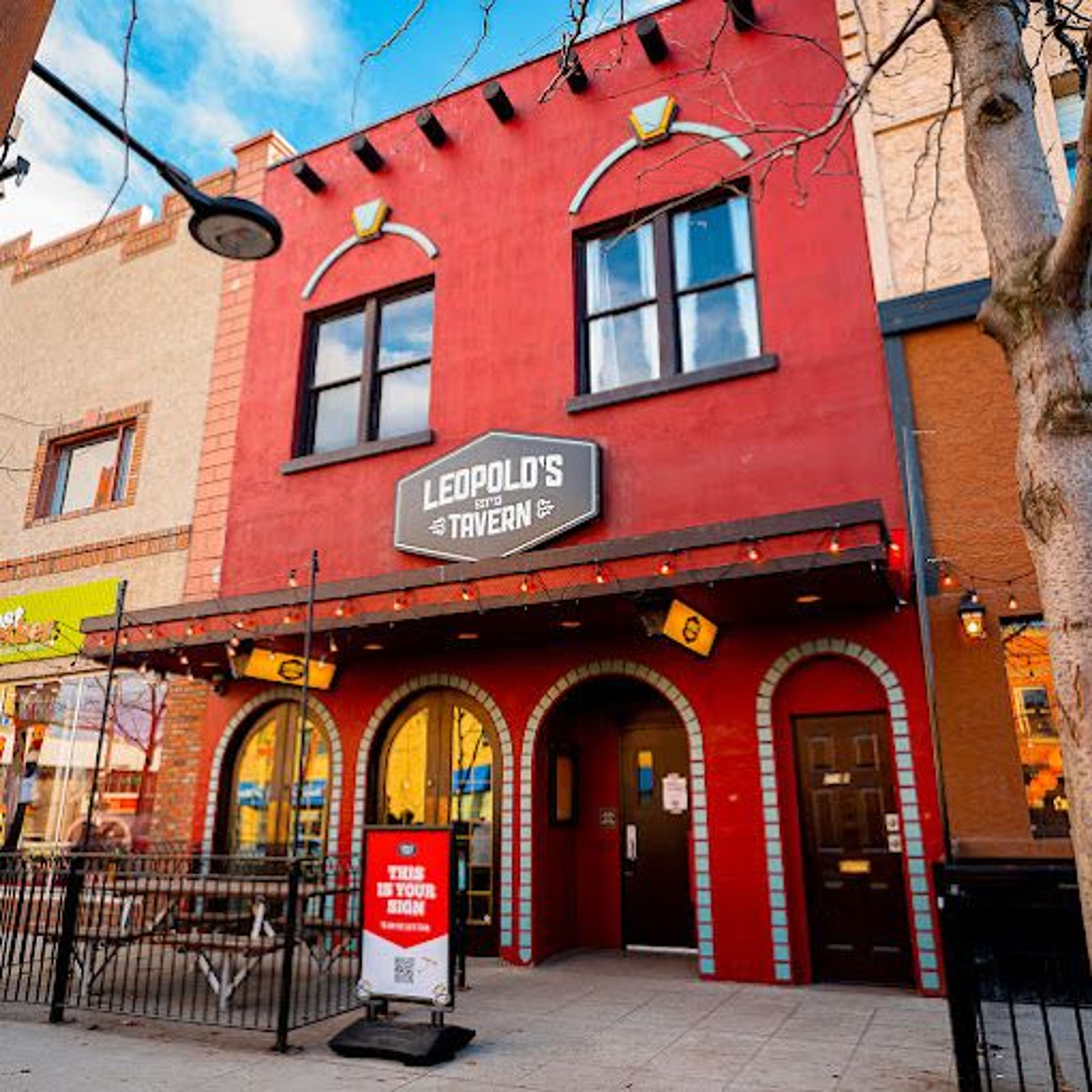 Leos Entrance