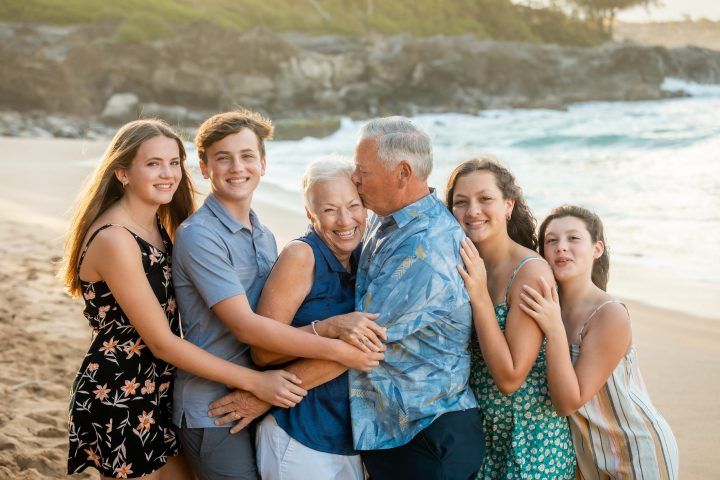 Maui family photography session on the beach in Lahaina, Hawaii — Frank Bernasek Photography Large family group portrait at sunset on Maui beach — Frank Bernasek Photography