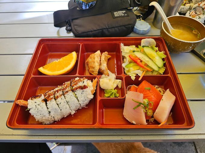 Momo sushi box