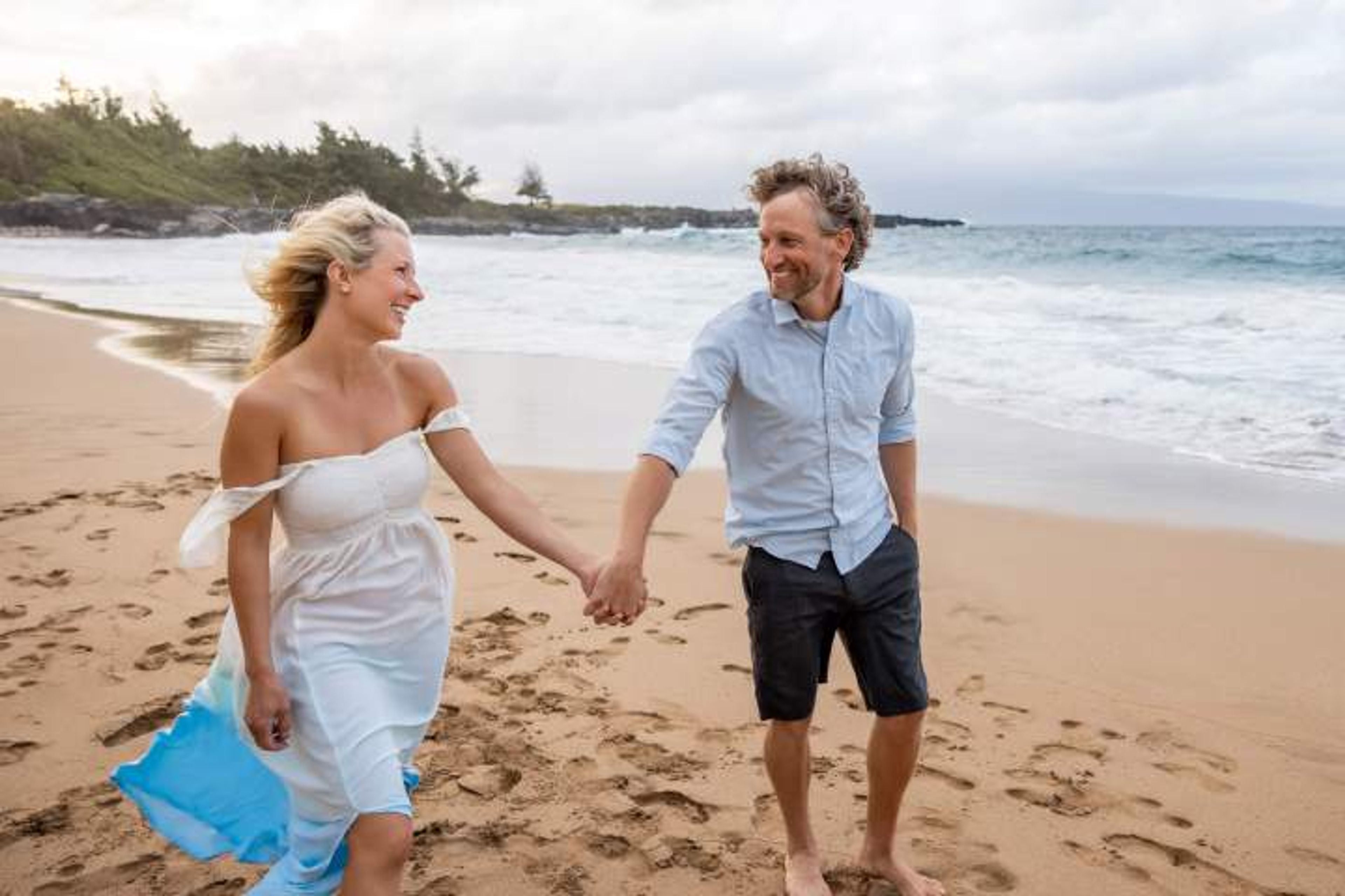 Couples beach portrait session in Maui, Hawaii — Frank Bernasek Photography Honeymoon photos at sunset on Maui beach — Frank Bernasek Photography