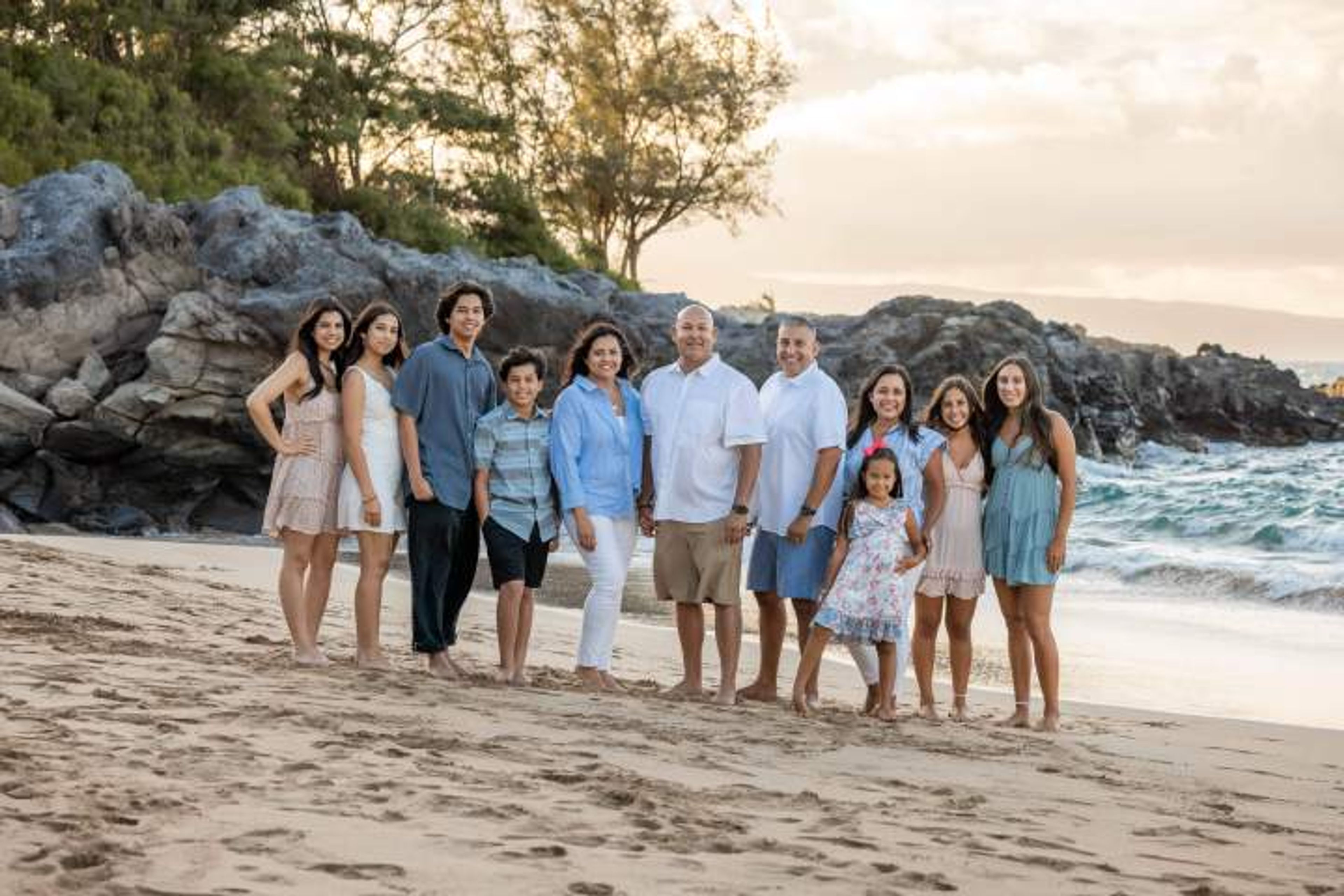 Maui family photography session on the beach in Lahaina, Hawaii — Frank Bernasek Photography Large family group portrait at sunset on Maui beach — Frank Bernasek Photography