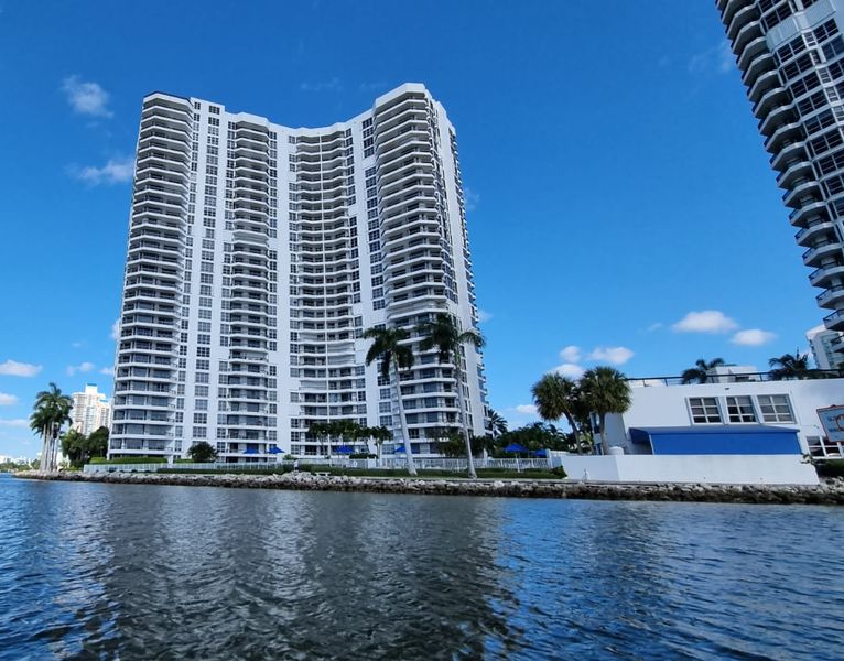 Private Miami tour showcasing iconic landmarks, historic neighborhoods, and scenic views with Stellar Miami Tours.