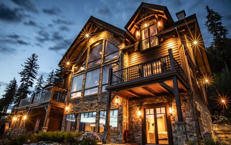 Bison Lodge Revelstoke 