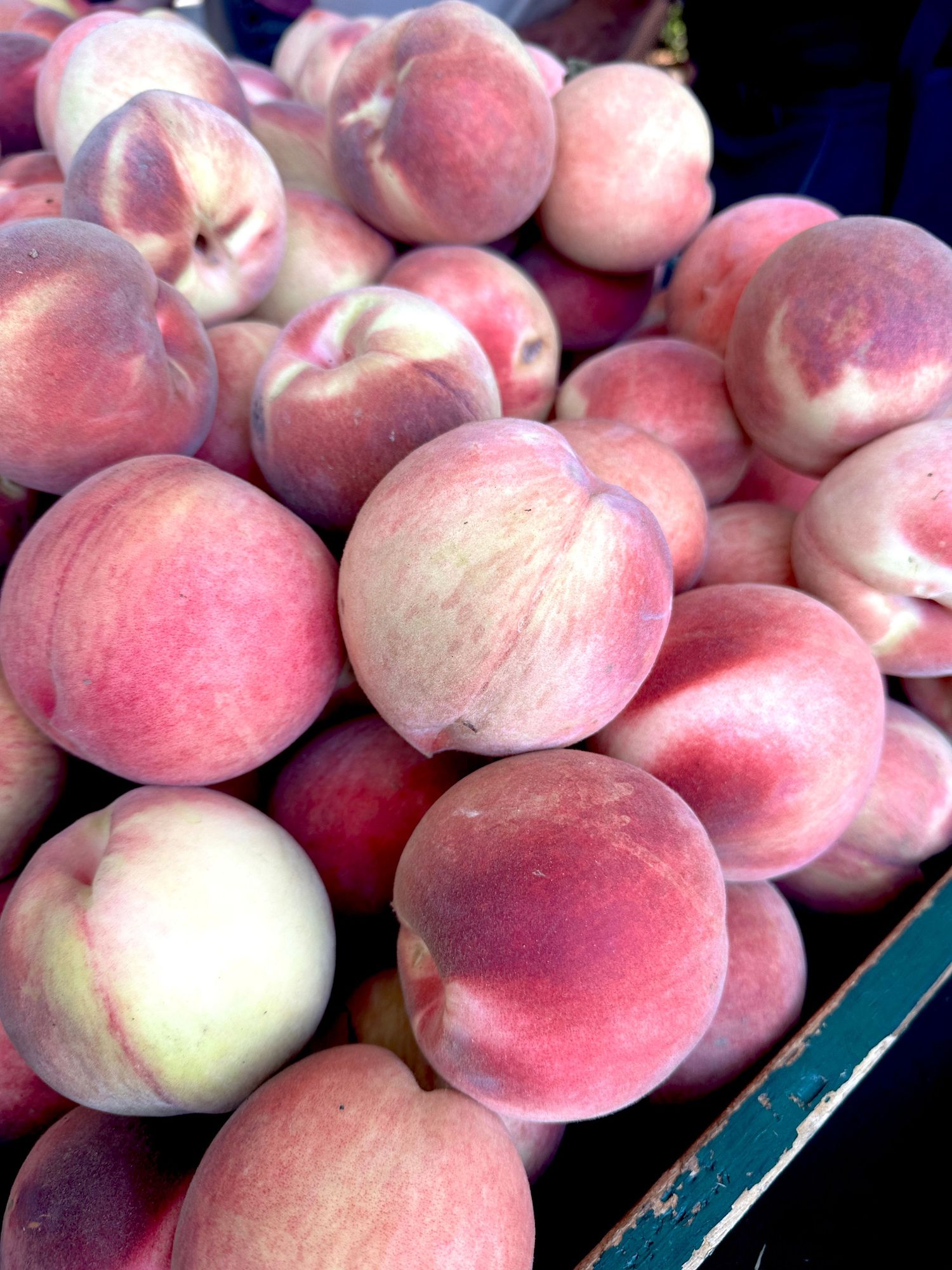 a pile of peaches