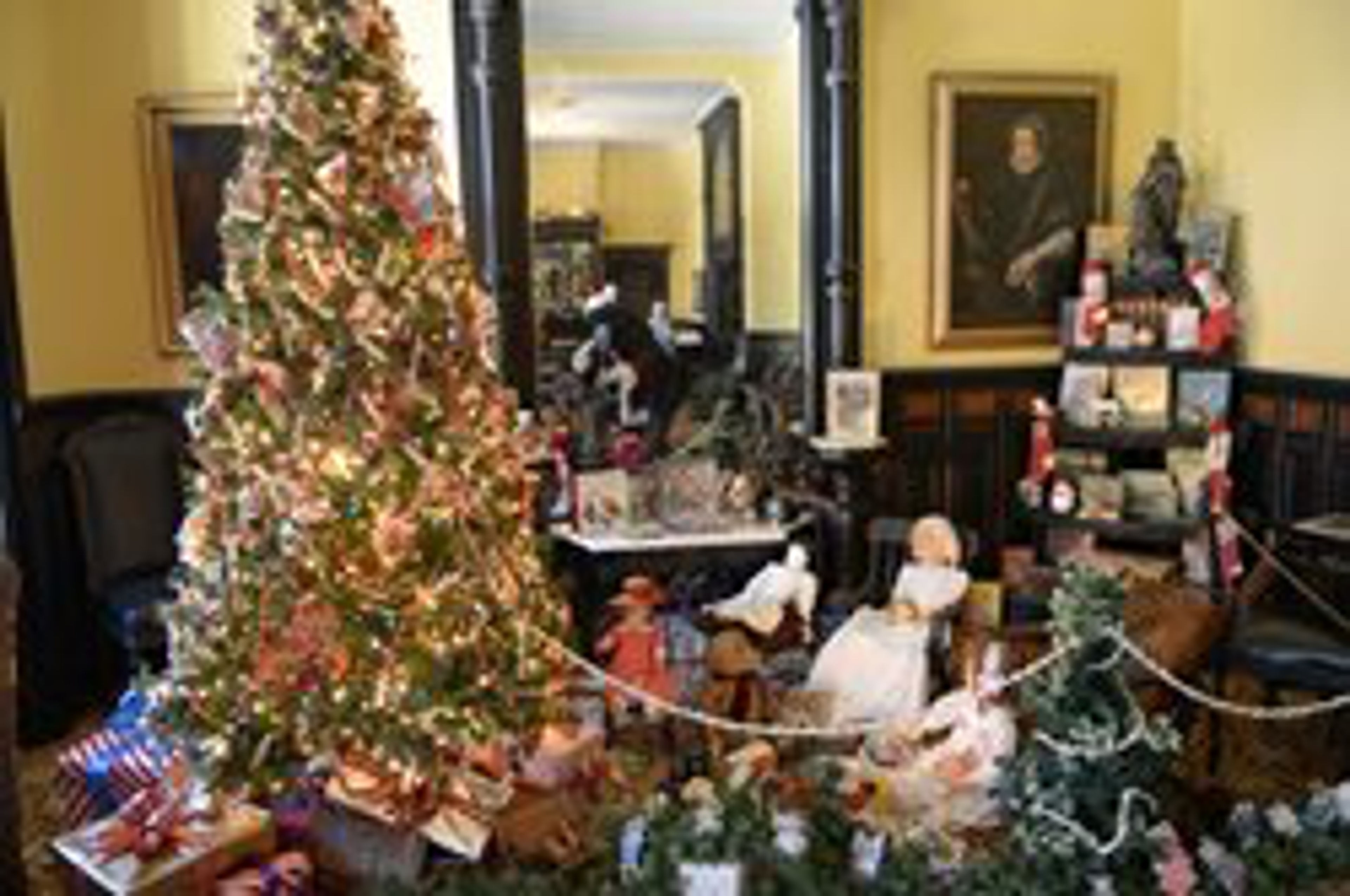 Victorian Christmas Serve & Stroll in Downtown Tampa - Image 4