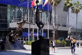 Kobe Statue