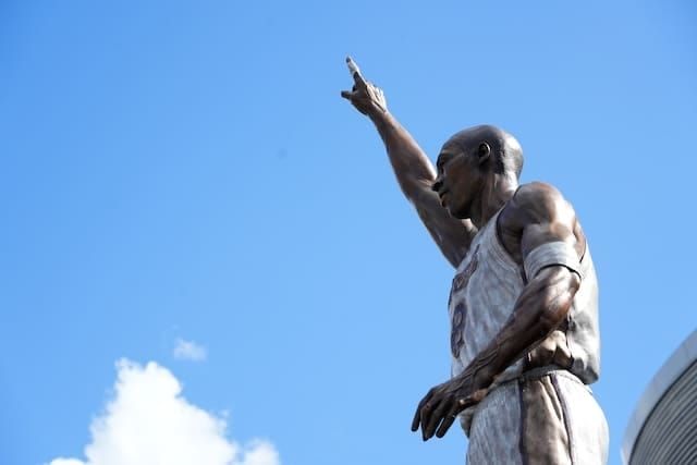 Kobe Statue