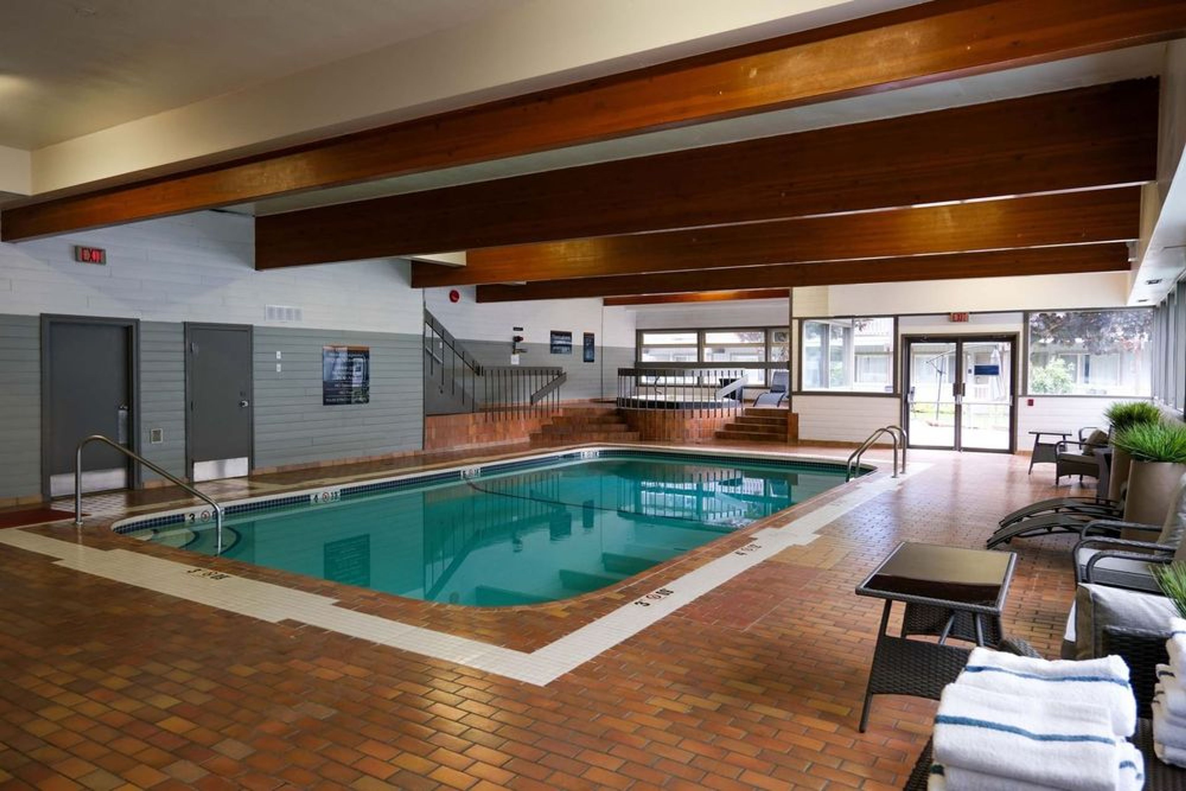 Sandman Hotel Revelstoke  - Image 2