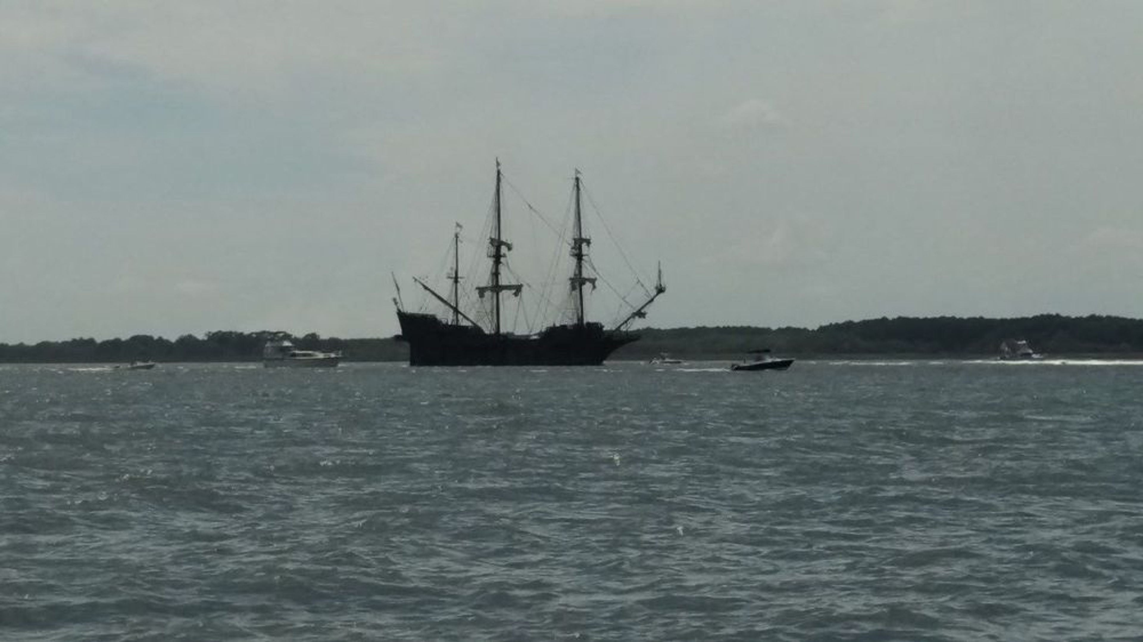 El Galeon sails past Bermuda Bluff