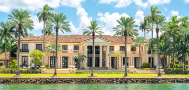 A luxurious waterfront mansion on our Miami Celebrity Homes Boat Tour