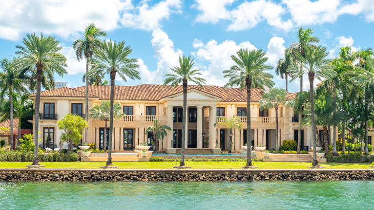 A luxurious waterfront mansion on our Miami Celebrity Homes Boat Tour