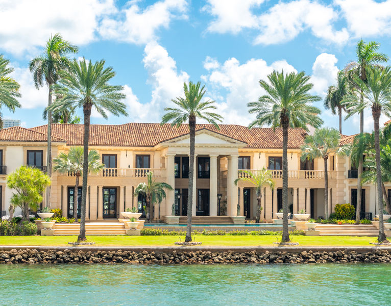 A luxurious waterfront mansion on our Miami Celebrity Homes Boat Tour