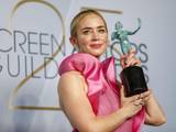 Gambar Sampul Emily Blunt Terima Penghargaan di SAG Awards Kenakan Perhiasan Desain Anak Bangsa