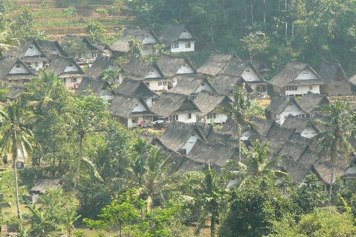 Ada Masjid Rp3,6 Miliar, Ini Potret Kampung Mewah di Bandung Barat