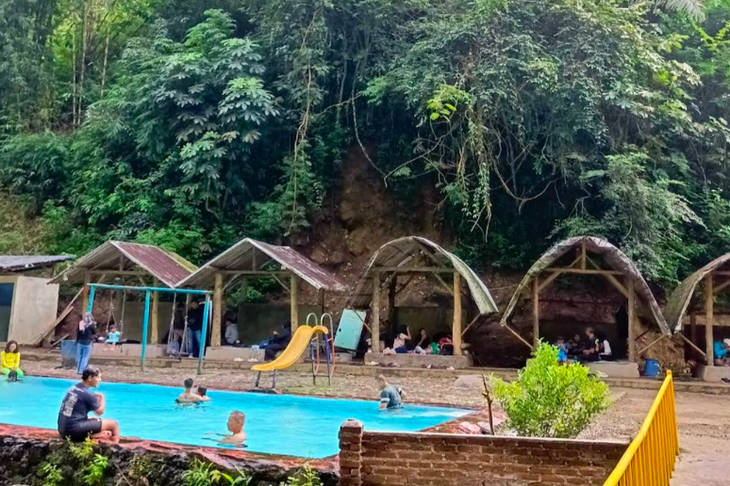 Wisata Sungai Ciharus, Menikmati Sejuknya Pemandian Alami di Garut