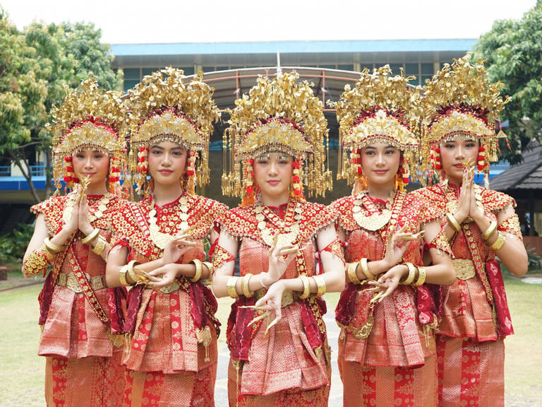 Menilik Cerita: Pesona Tari Tanggai saat Pembukaan EXPO Perguruan Tinggi di  SMA Xaverius 1