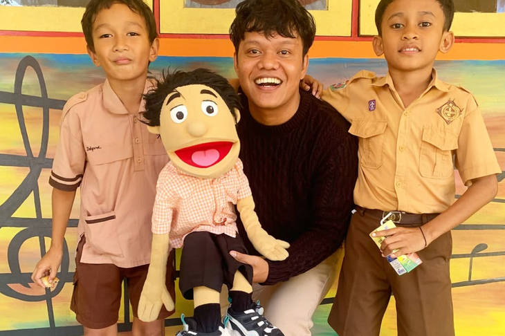 Eklin Amtor de Fretes, Sang Penyintas Konflik yang Sembuhkan Luka dengan Dongeng