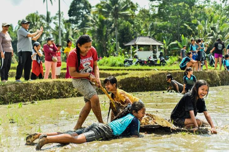 Festival ke Uma Bali: Musim yang Ditunggu, Anak-Anak Bermain di Sawah