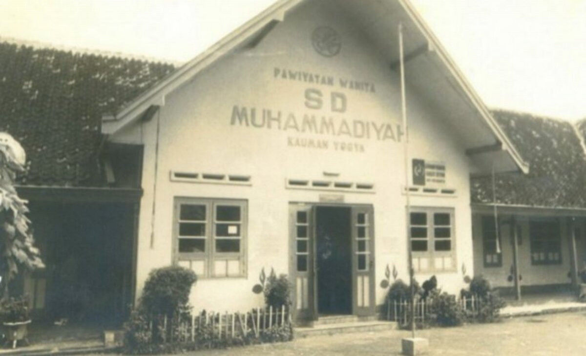 KH Ahmad Dahlan Mendirikan Sekolah Muhammadiyah Pertama di Indonesia