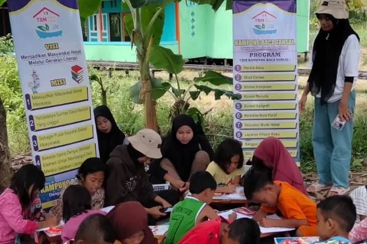 Kampung Baca Tansal: Perjuangan Siti Badariah dalam Menyalakan Literasi di Tanjung Saleh